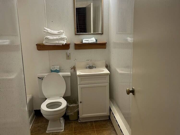 غرفة قياسية, The Lancaster Motel