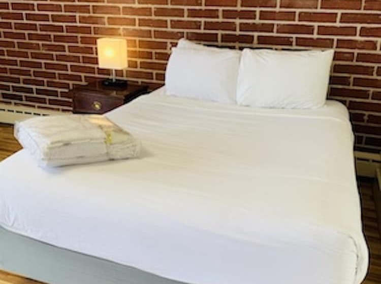 Номер Стандарт, The Lancaster Motel