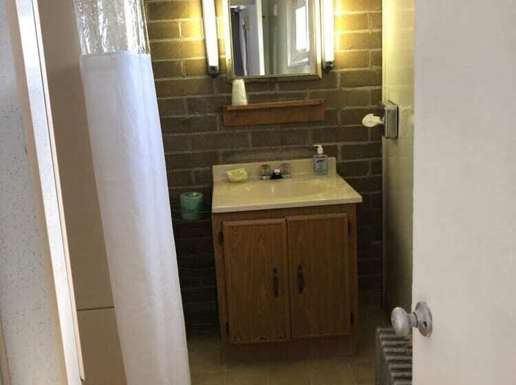 غرفة قياسية, The Lancaster Motel