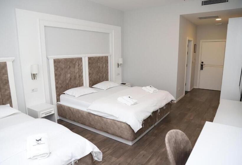 اتاق استاندارد سه تخته با بالکن, Sky