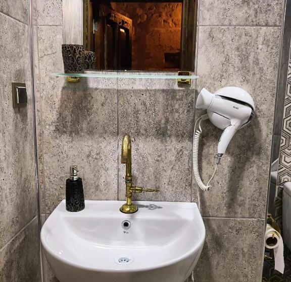 Deluxe Suite King Bed, Nahrin Hote & Art