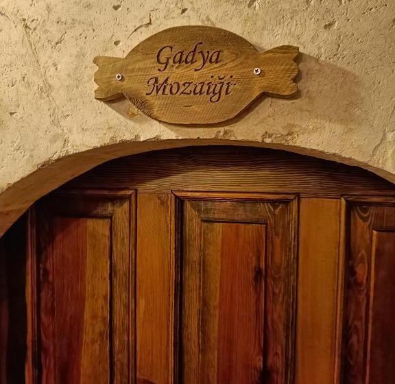 اتاق استاندارد سه نفره, Nahrin Hote & Art