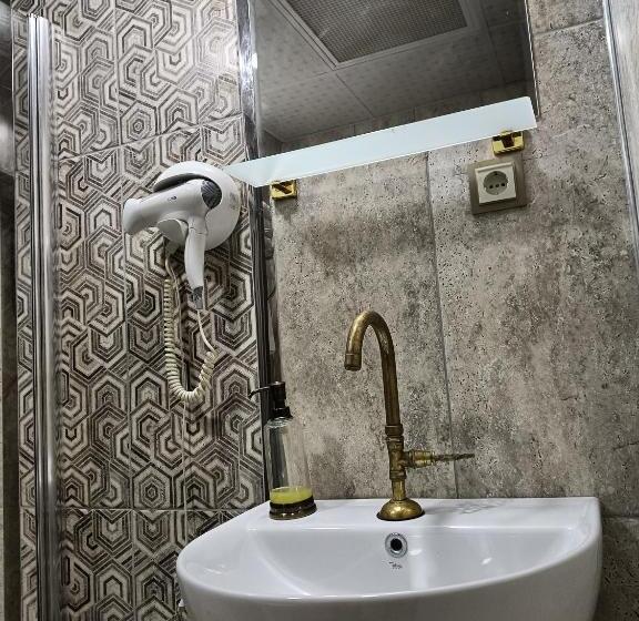 اتاق استاندارد سه نفره, Nahrin Hote & Art