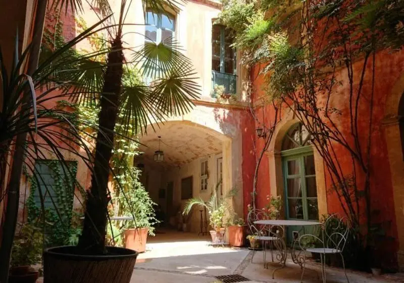 スタンダードルーム, Rue Du Château