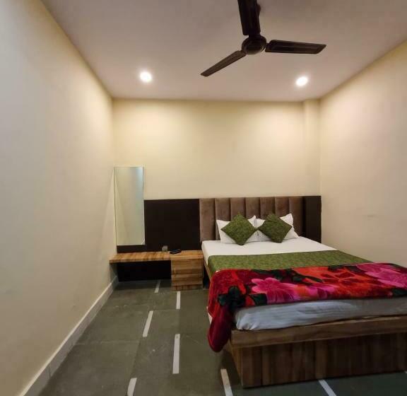 이코노미 룸, Shree Shivtam