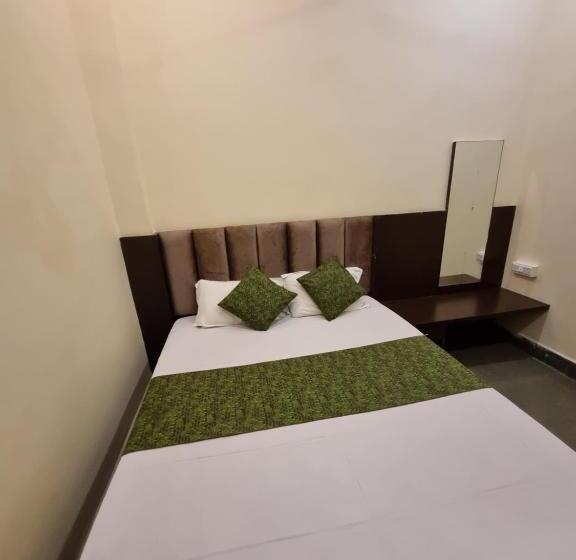 이코노미 룸, Shree Shivtam