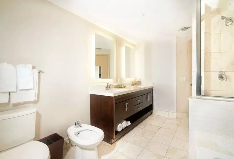 سوییت با چشم‌انداز جانبی دریا, Doubletree Resort & Spa By Hilton Ocean Pointn. Miami Beach
