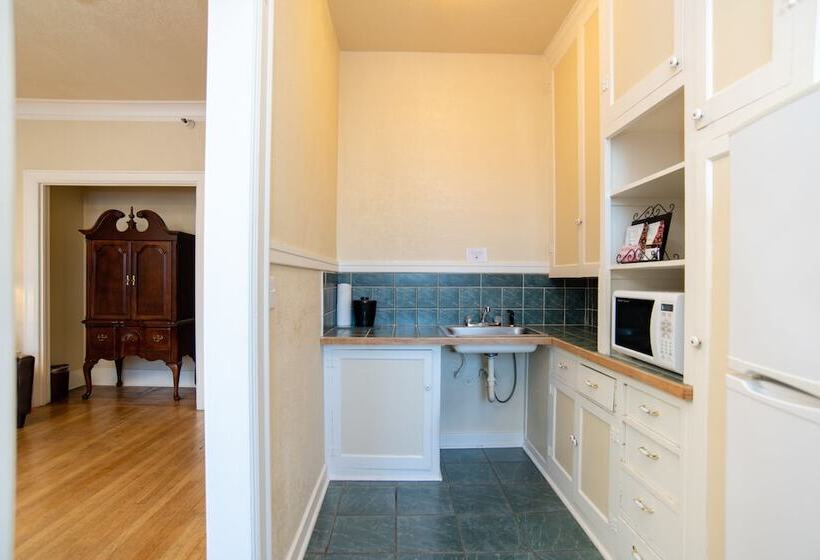 Номер Deluxe, Marqueen