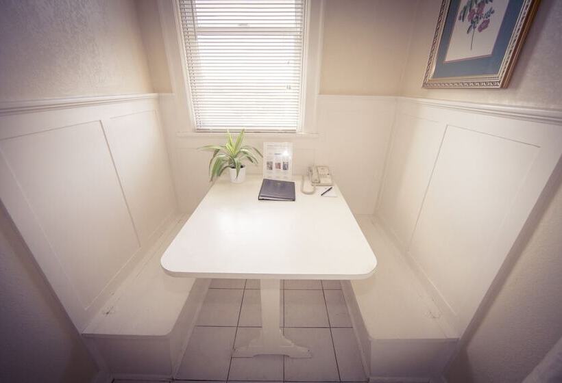 Номер Deluxe, Marqueen