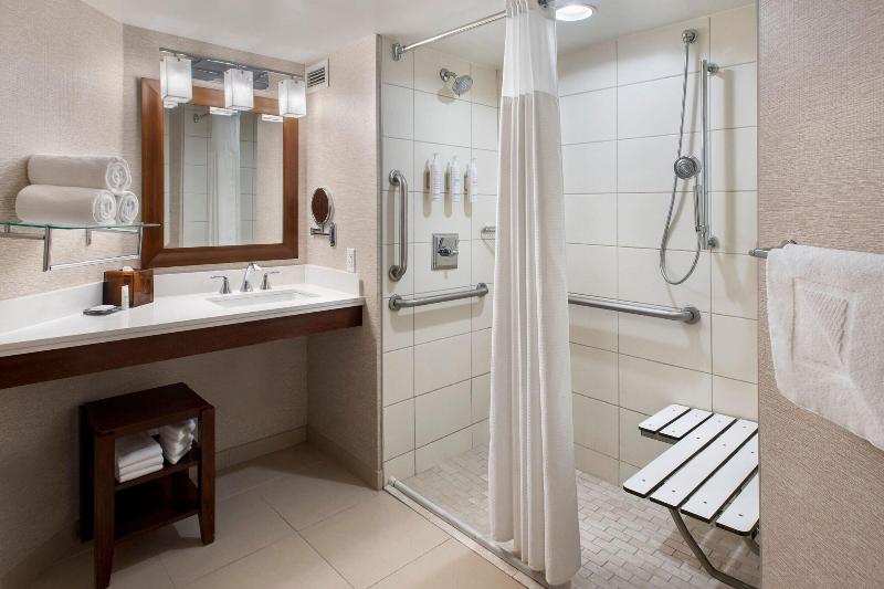 اتاق استاندارد با تخت بزرگ, Philadelphia Airport Marriott