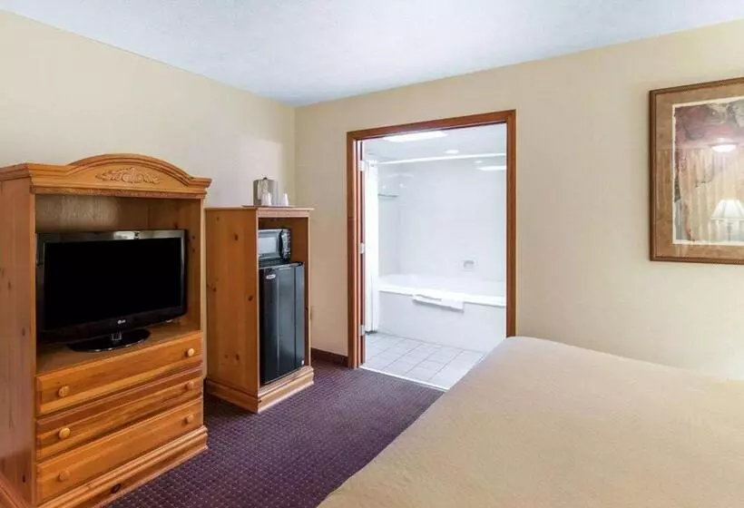 キングサイズベッドのスイートルーム, Quality Inn & Suites At Dollywood Lane