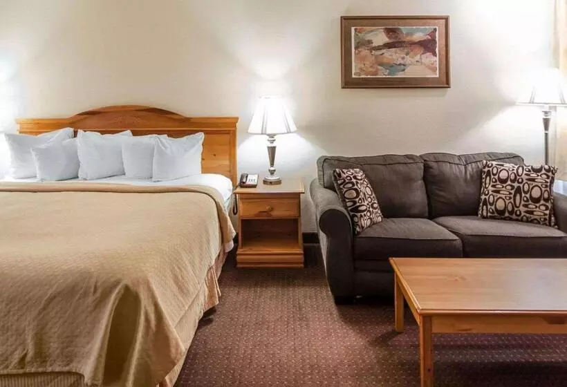 キングサイズベッドのスイートルーム, Quality Inn & Suites At Dollywood Lane