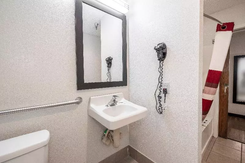 اتاق دلوکس مخصوص معلولین, Red Roof Inn Springfield, Mo