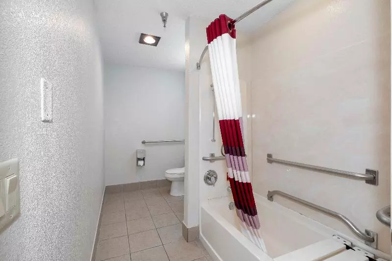 اتاق دلوکس مخصوص معلولین, Red Roof Inn Springfield, Mo