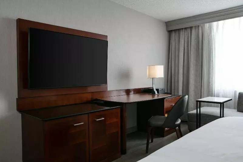キングサイズベッドのスタンダードルーム, West Des Moines Marriott