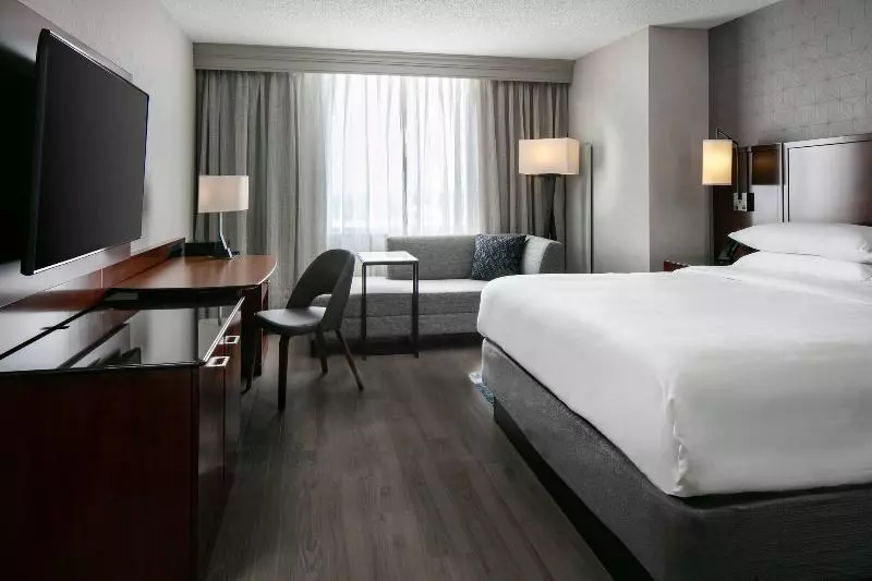 キングサイズベッドのスタンダードルーム, West Des Moines Marriott