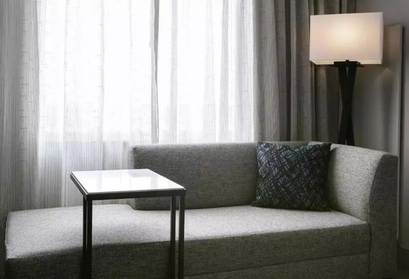 キングサイズベッドのスタンダードルーム, West Des Moines Marriott
