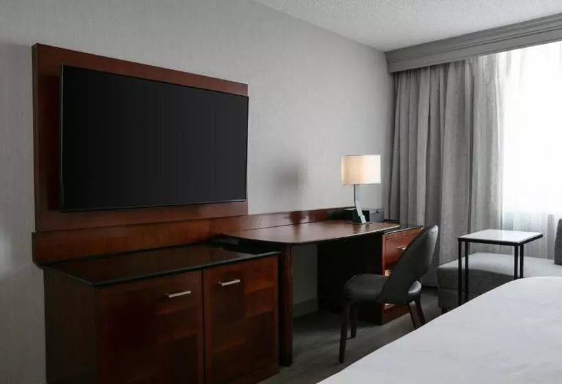 キングサイズベッドのスタンダードルーム, West Des Moines Marriott