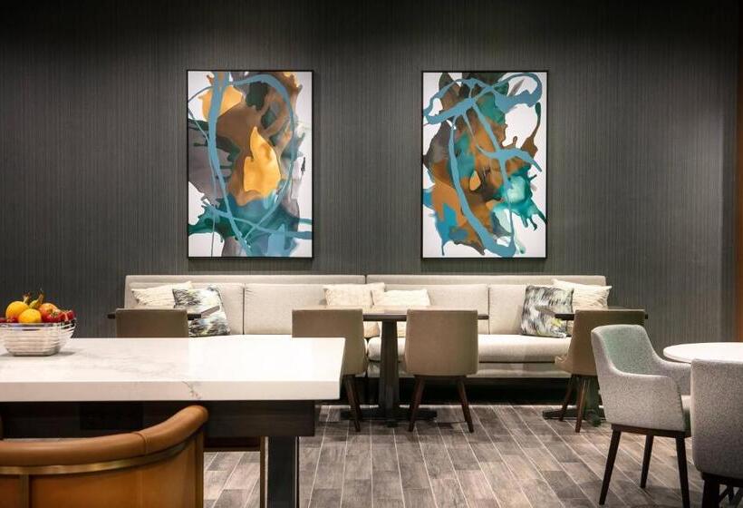 클럽 룸 킹침대, West Des Moines Marriott