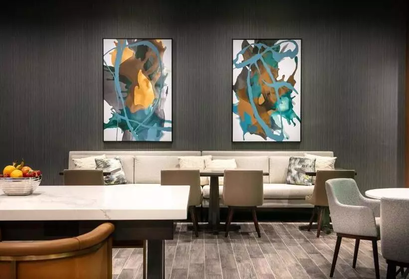 キングサイズベッドのクラブルーム, West Des Moines Marriott