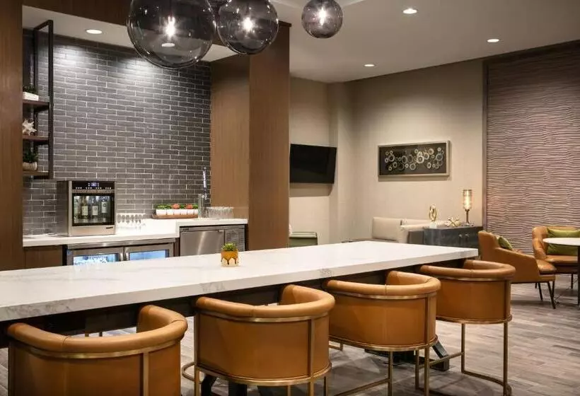 キングサイズベッドのクラブルーム, West Des Moines Marriott