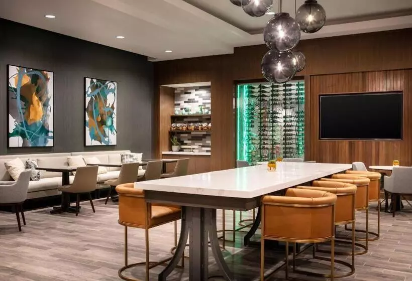 キングサイズベッドのクラブルーム, West Des Moines Marriott