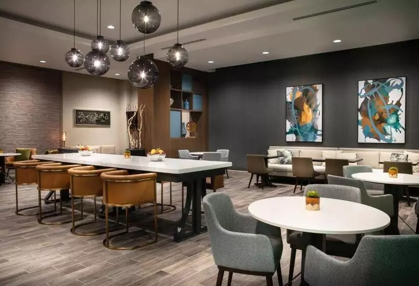 キングサイズベッドのクラブルーム, West Des Moines Marriott