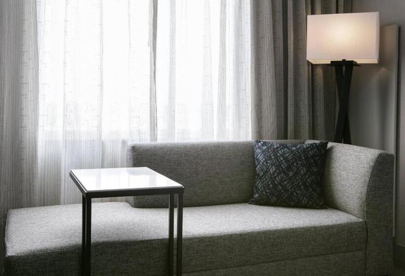 클럽 룸 킹침대, West Des Moines Marriott