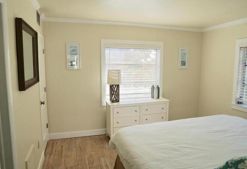 스위트 킹사이즈 침대, The Molloy   Treasure Island Suites & Cottages