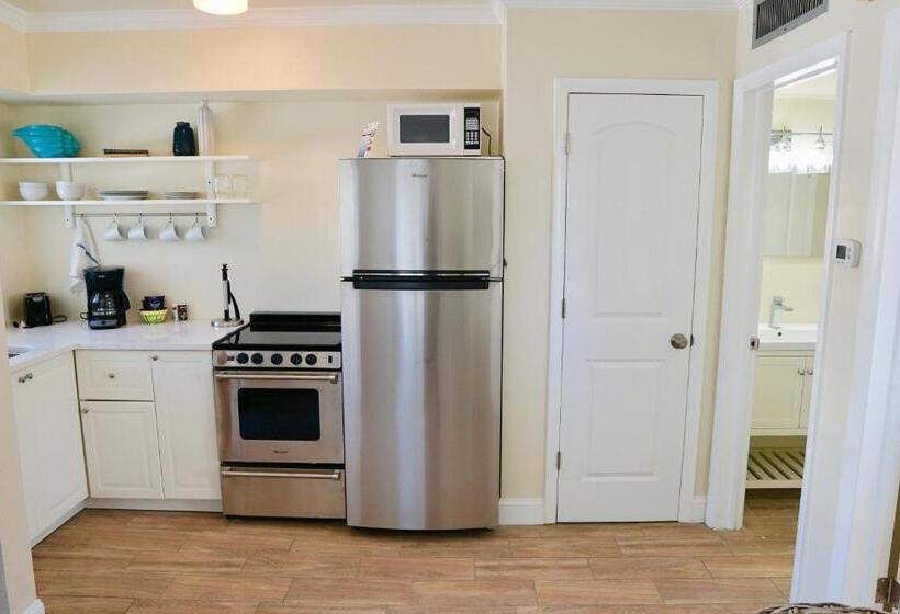 스위트 킹사이즈 침대, The Molloy   Treasure Island Suites & Cottages