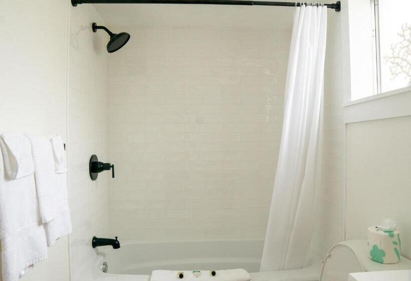 스위트 킹사이즈 침대, The Molloy   Treasure Island Suites & Cottages