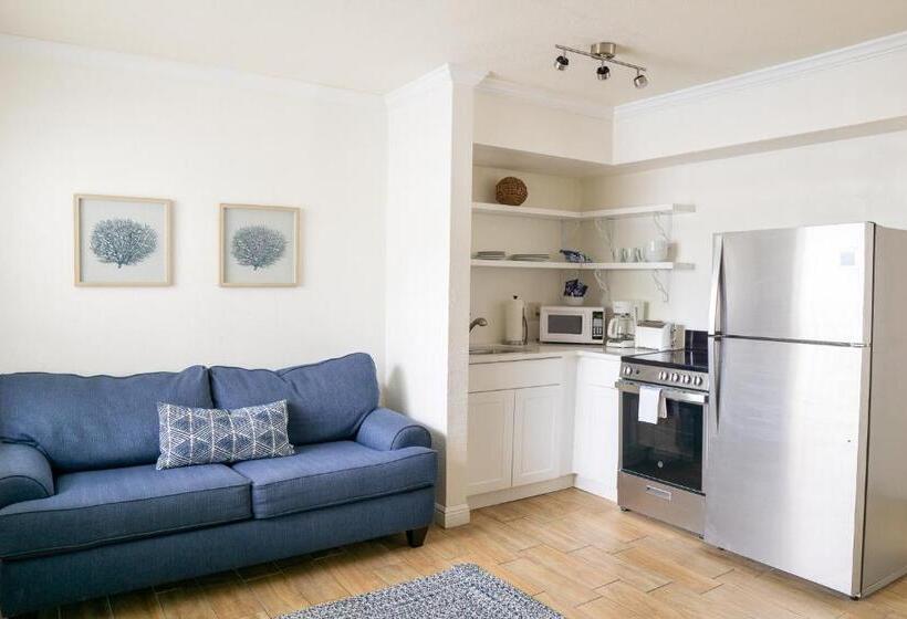 스위트 킹사이즈 침대, The Molloy   Treasure Island Suites & Cottages