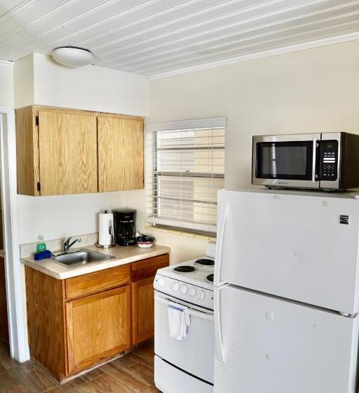 스위트 킹사이즈 침대, The Molloy   Treasure Island Suites & Cottages