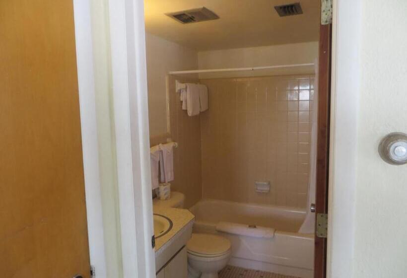 스위트 킹사이즈 침대, The Molloy   Treasure Island Suites & Cottages