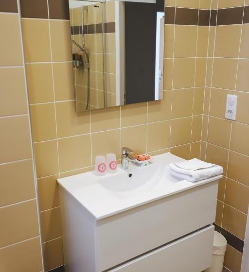 חדר סטנדרט לשלושה עם נוף לגינה, Le Manoir Du Golf