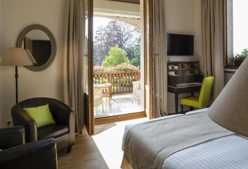 Suite with lake view, Le Manoir Du Golf