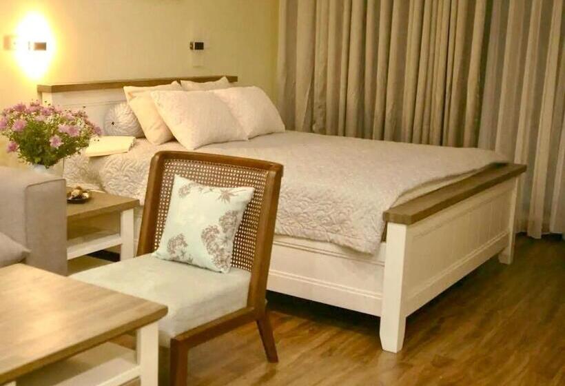 استودیوی استاندارد, Auntie Liên S Homestay