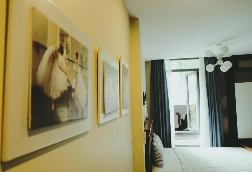 استودیوی استاندارد, Auntie Liên S Homestay