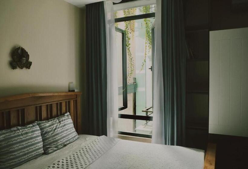 استودیوی استاندارد, Auntie Liên S Homestay