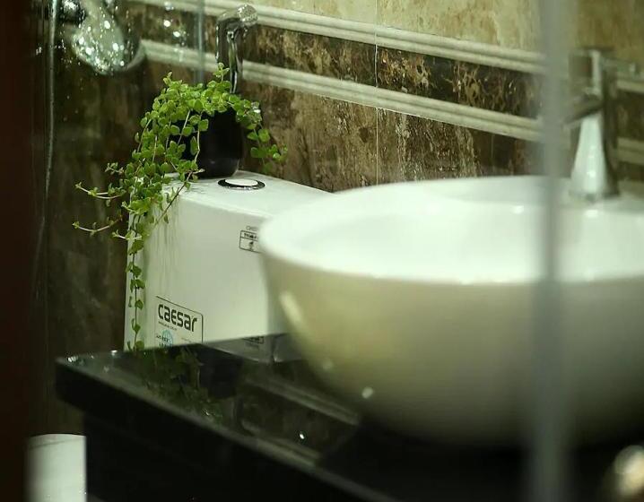 استودیوی استاندارد, Auntie Liên S Homestay