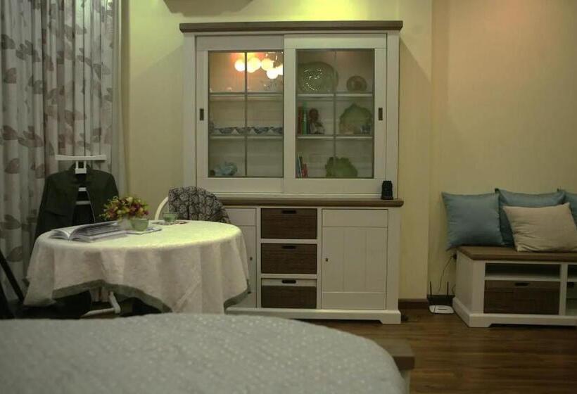 استودیوی استاندارد, Auntie Liên S Homestay