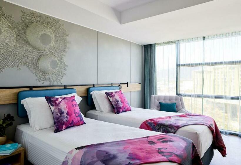 Номер Стандарт, Crystalbrook Flynn