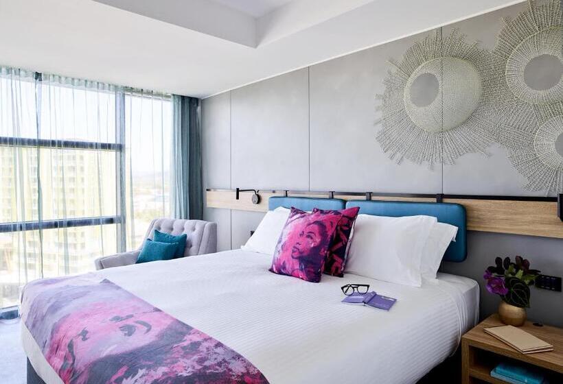 ファミリールーム, Crystalbrook Flynn