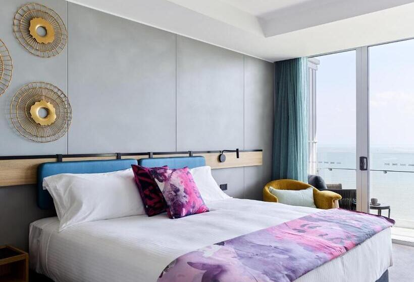 オーシャンビュースイート, Crystalbrook Flynn