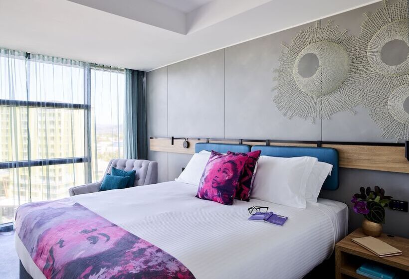 ファミリールーム, Crystalbrook Flynn