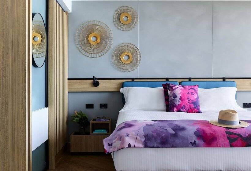 ファミリールーム, Crystalbrook Flynn