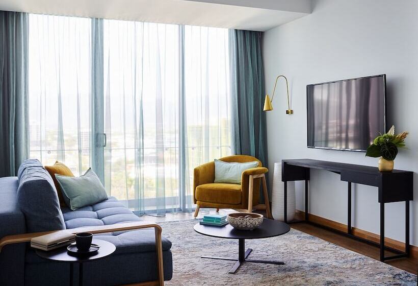 スイート, Crystalbrook Flynn