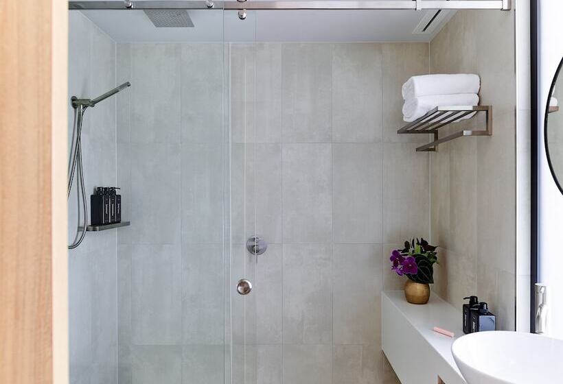 スイート, Crystalbrook Flynn