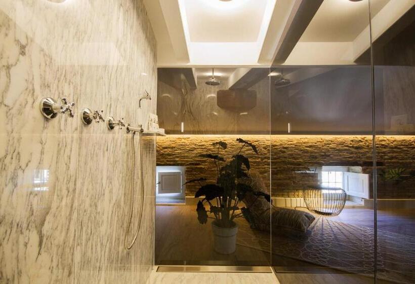 חדר אקזקיוטיב, Myr Palacio Vallier