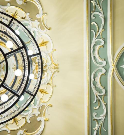 スイート, Myr Palacio Vallier